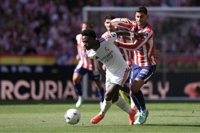 Babak Kedua Pemain Atletico Madrid Cristian Romero (kanan) berebut bola dengan pemain Real Madrid Vinicius Junior dalam pertandingan La Liga, Minggu (20/9/2026). (c) AP Photo/Bernat Armangue