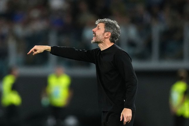 Van Bommel Unggul, Mancini Tumbang Van Bommel Unggul, Mancini Tumbang