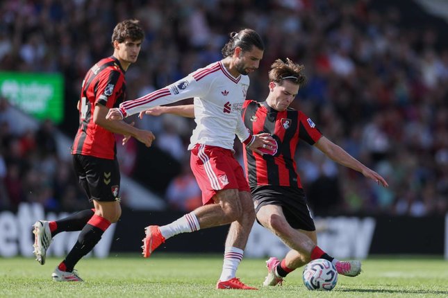 Start Kurang Oke Pemain Liverpool Dominik Szoboszlai berduel dengan pemain Bournemouth Alex Scott dalam pertandingan Premier League, Minggu (20/9/2026). (c) AP Photo/Ian Walton