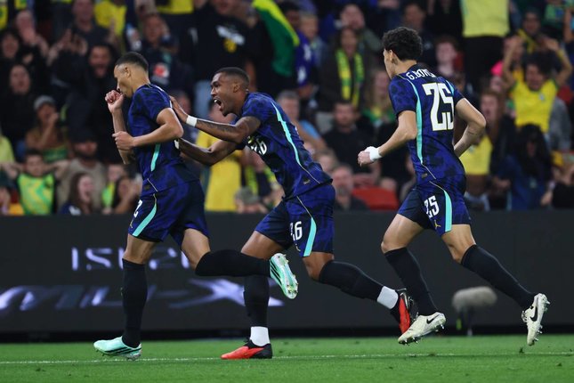 Prediksi Skor India vs Brasil Pemain Brasil Vanderson (kiri) merayakan gol bersama rekan setimnya dalam pertandingan melawan Australia, Selasa (29/9/2026). (c) AP Photo/Tertius Pickard