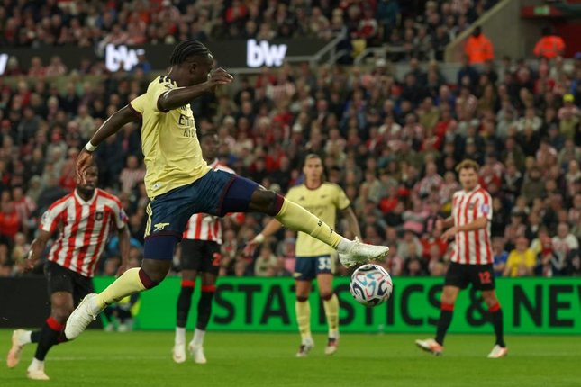 Pemain Arsenal Bukayo Saka menendang bola dalam pertandingan Premier League melawan Sunderland, Minggu (13/9/2026). (c) AP Photo/Ian Hodgson