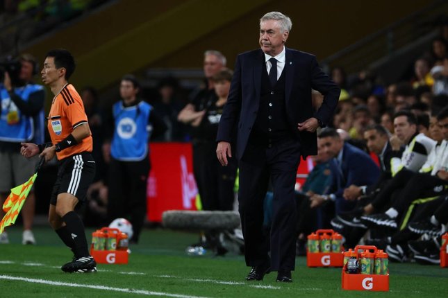 Susunan Pemain Pelatih Brasil Carlo Ancelotti berjalan di pinggir lapangan saat pertandingan persahabatan internasional melawan Australia di Brisbane, Australia, Selasa (29/9/2026). (c) AP Photo/Tertius Pickard