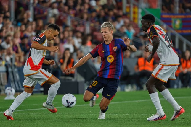 Gelandang Pemain Rayo Vallecano, Alvaro Garcia (kiri), berebut bola dengan pemain Barcelona, Dani Olmo, dalam pertandingan La Liga, Selasa (1/9/2026). (c) AP Photo/Joan Monfort