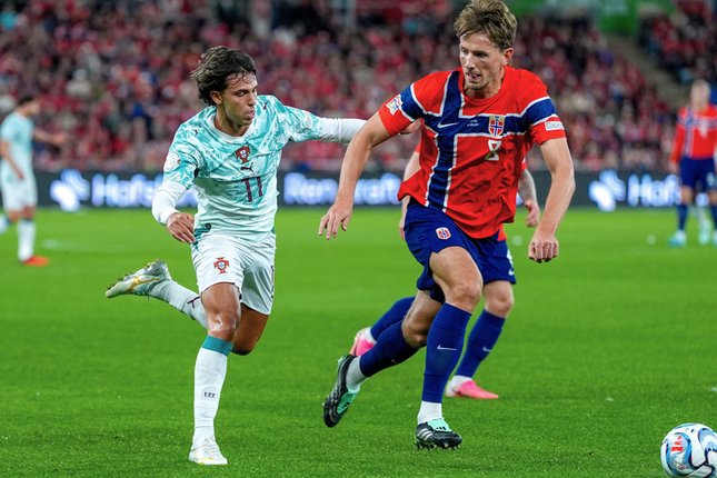 Laga Berikutnya Sander Berge mencoba menghalau bola dari kaki Joao Felix di laga Norwegia vs Portugal, Senin (28/9/2026) (c) Cornelius Poppe/NTB Scanpix via AP