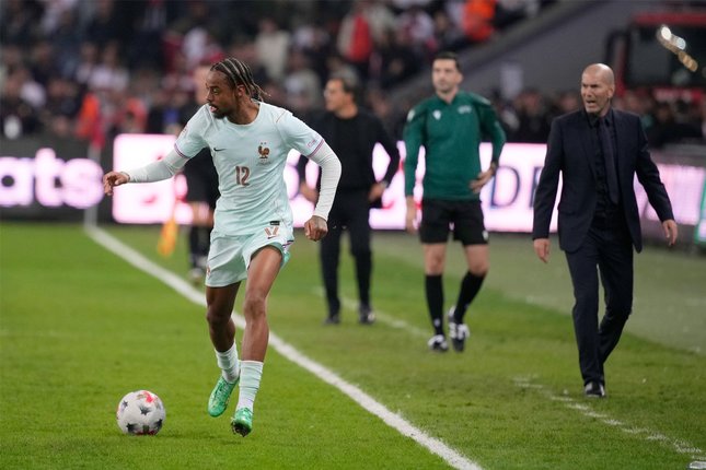 Zidane Menang dalam Debut Bersama Prancis Zidane Menang dalam Debut Bersama Prancis