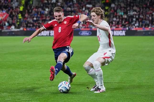 Head to Head Inggris vs Ceko Stepan Chaloupek mencoba merebut bola dari kaki Anthony Gordon di laga Ceko vs Inggris, Rabu (30/9/2026) (c) AP Photo/Petr David Josek