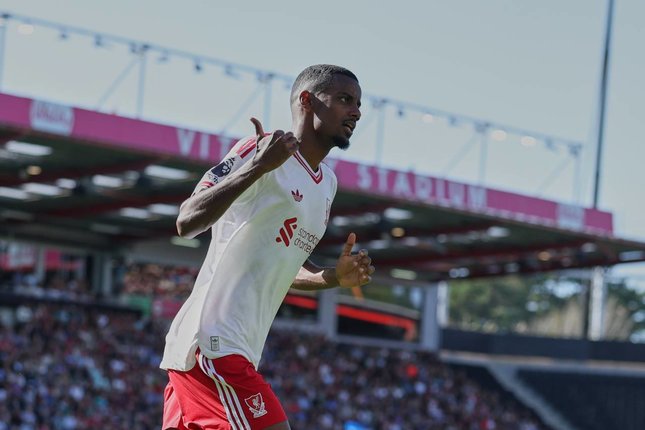 Naik Peringkat Pemain Liverpool Alexander Isak merayakan gol pembuka timnya dalam pertandingan Premier League melawan Bournemouth, Minggu (20/9/2026). (c) AP Photo/Ian Walton