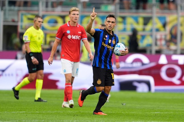 Pemain Inter Milan, Lautaro Martinez, merayakan gol yang dicetaknya dalam pertandingan Serie A melawan Napoli, Sabtu (5/9/2026). (c) Fabio Ferrari/LaPresse via AP