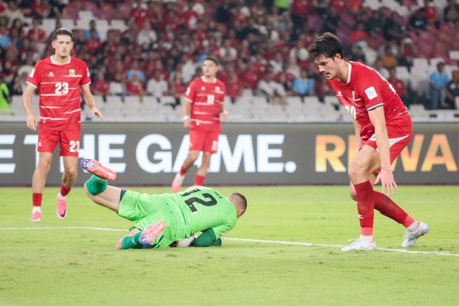 Pola Pergantian Pemain Juga Cenderung Sama Kiper Timnas Indonesia Maarte Paes mengamankan bola dalam laga melawan Malaysia di FIFA ASEAN Cup 2026, Senin (28/9/2026). (c) KLY/Budy Santoso