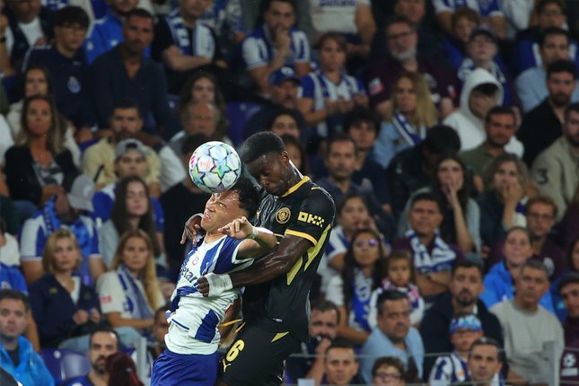 Pemain Manchester City Marc Guehi melompat menyundul bola bersama pemain Porto Pepe (kiri) dalam laga Liga Champions antara Porto vs Man City di Portugal, Selasa, 8 September 2026 (c) AP Photo/Luis Vieira