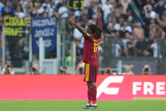 Kokoh di Puncak Pemain AS Roma Manu Kone merayakan gol kedua timnya dalam pertandingan Serie A melawan Inter Milan, Sabtu (19/9/2026). (c) AP Photo/Gregorio Borgia