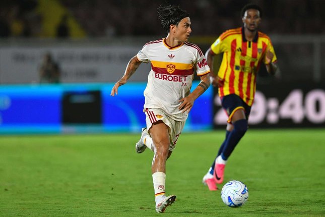 Berikan yang Terbaik untuk Fans Pemain AS Roma, Paulo Dybala, berlari membawa bola dalam pertandingan Serie A melawan Lecce, Senin (31/8/2026). (c) Giovanni Evangelista/LaPresse via AP