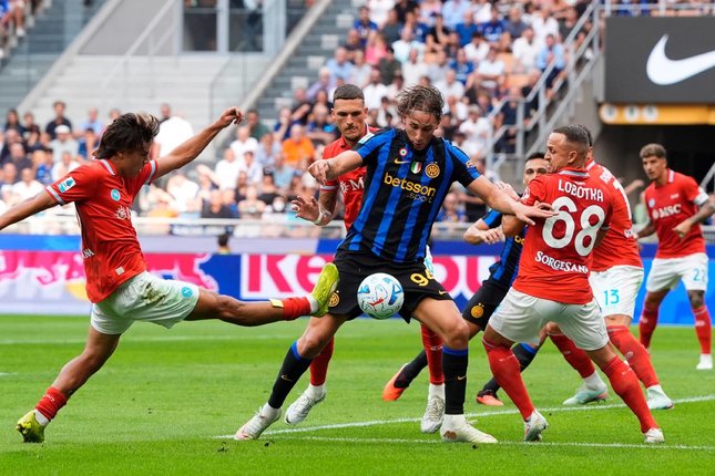 Pemain Inter Milan, Pio Esposito dikepung pemain Napoli dalam pertandingan Serie A, Sabtu (5/9/2026). (c) Marco Alpozzi/LaPresse via AP