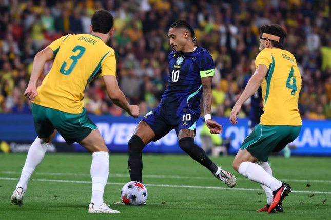 Brasil Tambah Dua Gol pada Babak Kedua Pemain Brasil Raphinha beraksi dalam pertandingan melawan Australia, Selasa (29/9/2026). (c) AP Photo/Tertius Pickard