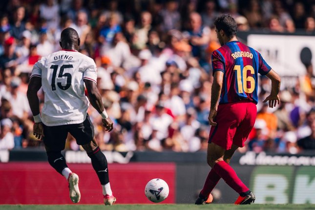 Rodri Jadi Andalan dalam Permainan Barcelona Aksi Rodri di laga Valencia vs Barcelona, Minggu (6/9/2026) (c) FC Barcelona Official