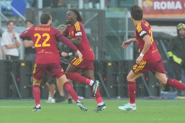 Masih Bisa Berkembang Pemain AS Roma Manu Kone (tengah) merayakan gol bersama rekan-rekan setimnya dalam pertandingan Serie A melawan Inter Milan, Sabtu (19/9/2026). (c) AP Photo/Gregorio Borgia
