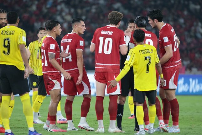 Babak Kedua Pemain Timnas Indonesia berbicara kepada wasit dalam laga melawan Malaysia di FIFA ASEAN Cup 2026, Senin (28/9/2026). (c) KLY/Budy Santoso