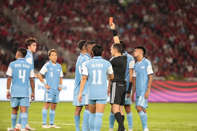 Pemain Timnas Singapura protes pada wasit setelah dihukum kartu merah pada laga FIFA ASEAN Cup 2026 (c) Budy Santoso