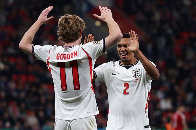 Prediksi Skor Inggris vs Ceko Winger Timnas Inggris, Anthony Gordon merayakan golnya ke gawang Republik Ceko bersama Trent Alexander-Arnold (c) England Official