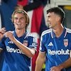 Como Terlihat Bermain dengan '12 Orang' saat Bantai MU 4-1 Como Terlihat Bermain dengan '12 Orang' saat Bantai MU 4-1