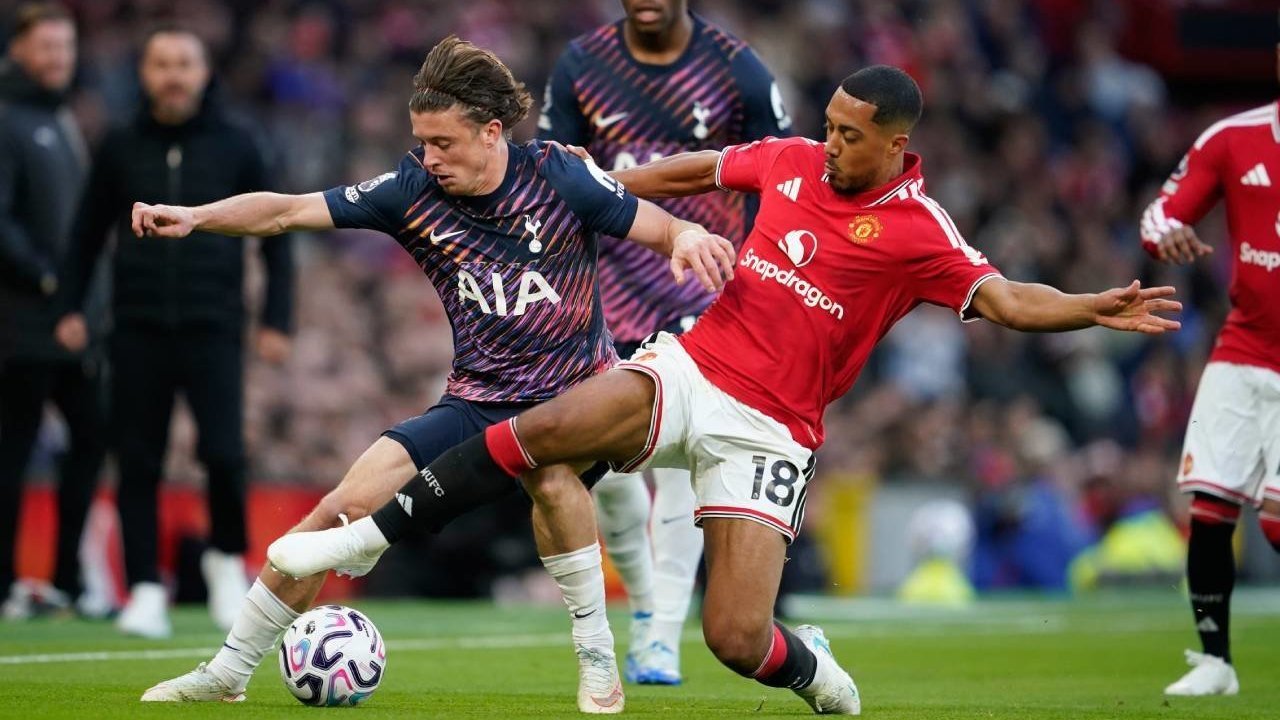 Youri Tielemans Dikritik Fan MU, Michael Carrick Justru Terkesan Padanya Youri Tielemans Dikritik Fan MU, Michael Carrick Justru Terkesan Padanya