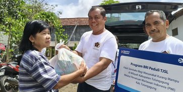 BRI Tulungagung dan PWI Salurkan 250 Paket Sembako untuk Warga Kampung Pemulung BRI Tulungagung dan PWI Salurkan 250 Paket Sembako untuk Warga Kampung Pemulung