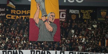 Jose Mourinho Disambut Bak Legenda di Olimpico: Anugerah Kejayaan Abadi dari Rakyat Roma! Jose Mourinho Disambut Bak Legenda di Olimpico: Anugerah Kejayaan Abadi dari Rakyat Roma!