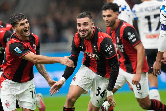 Pemain AC Milan Mario Gila merayakan gol ketiga timnya dalam pertandingan Serie A melawan Atalanta, Minggu (18/10/2026). (c) AP Photo/Luca Bruno