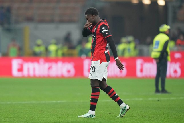 Prediksi Starting XI Milan vs Inter Pemain AC Milan, Alphadjo Cisse, meninggalkan lapangan seusai pertandingan Serie A melawan Bologna di San Siro, Kamis (29/10/2026). (c) AP Photo/Antonio Calanni