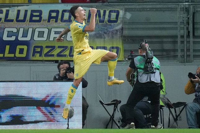 Top Skor Serie A 2026/2027 Pemain Frosinone Antonio Raimondo merayakan gol dalam pertandingan Serie A melawan Sassuolo, Sabtu (17/10/2026). (c) Alfredo Falcone/LaPresse via AP