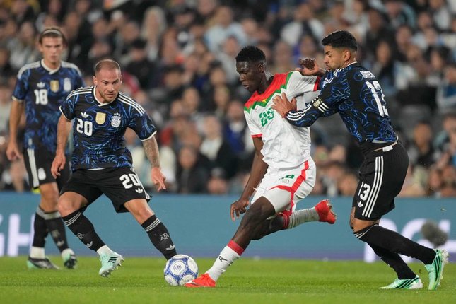 Susunan Pemain Pemain Burkina Faso Papus Nasser Ouattara dan pemain Argentina Cristian Romero berebut bola dalam pertandingan persahabatan, Minggu (4/10/2026). (c) AP Photo/Gustavo Garello