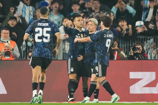 Head to Head Argentina vs Benin Pemain Argentina Lautaro Martinez (tengah kiri) merayakan gol bersama rekan-rekan setimnya dalam pertandingan persahabatan melawan Burkina Faso, Minggu (4/10/2026). (c) AP Photo/Gustavo Garello
