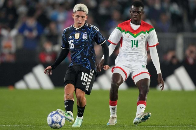 Argentina Tambah Dua Gol Setelah Jeda Pemain Argentina Gianluca Prestianni berebut bola dengan pemain Burkina Faso Donatien Bama dalam pertandingan persahabatan , Minggu (4/10/2026). (c) AP Photo/Gustavo Garello