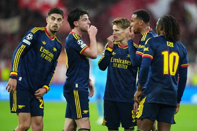 Arteta Akui Cedera Saka Tidak Terlihat Baik Para pemain Arsenal berbincang dalam pertandingan Liga Champions melawan Bayern Munchen, Kamis (22/10/2026). (c) AP Photo/Martin Meissner