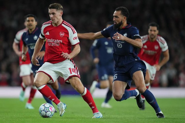 Pemain Lille Nabil Bentaleb mengawal pergerakan pemain Arsenal Viktor Gyokeres dalam pertandingan Liga Champions, Rabu (14/10/2026). (c) AP Photo/Kirsty Wigglesworth