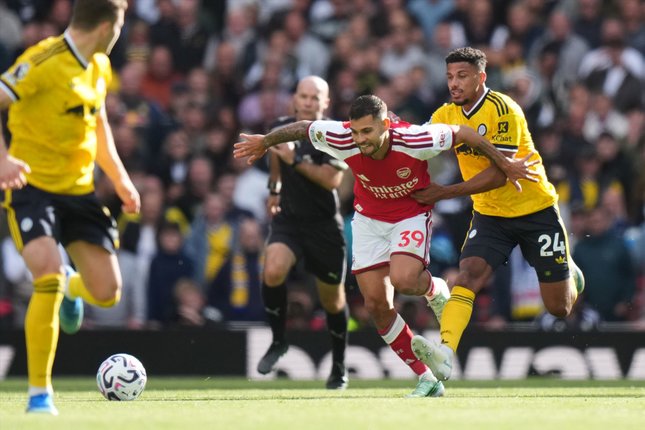 Head to Head Leeds vs Man Utd Pemain Arsenal Bruno Guimaraes (tengah) berduel berebut bola dengan pemain Leeds James Justin (kanan) dalam laga Premier League antara Arsenal vs Leeds United, Sabtu, 10 Oktober 2026 (c) AP Photo/Alastair Grant