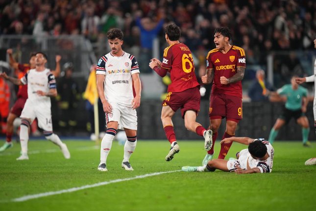 Prediksi Skor Udinese vs Roma Pemain AS Roma, Niccolo Pisilli (tengah), merayakan gol yang dicetaknya dalam pertandingan Serie A melawan Cagliari, Rabu (28/10/2026). (c) AP Photo/Alessandra Tarantino