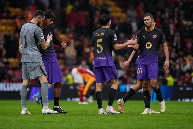 Para pemain Barcelona merayakan kemenangan atas Galatasaray di Liga Champions, Rabu (14/10/2026). (c) AP Photo/Khalil Hamra