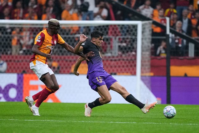 Head to Head Lille vs Galatasaray Pemain Barcelona Gerard Martin (kanan) berebut bola dengan pemain Galatasaray Victor Osimhen dalam laga Liga Champions antara Galatasaray vs Barcelona di Istanbul, Turki, Selasa, 13 Oktober 2026 (c) AP Photo/Khalil Hamra