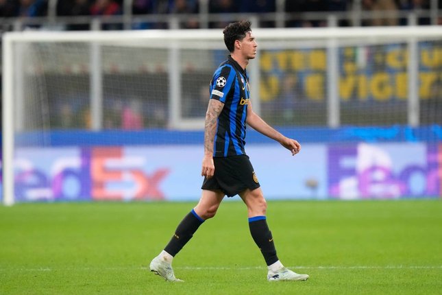 Pemain Inter Milan Alessandro Bastoni meninggalkan lapangan usai mendapat kartu merah dalam pertandingan Liga Champions melawan Shakhtar Donetsk, Kamis (22/10/2026). (c) AP Photo/Luca Bruno