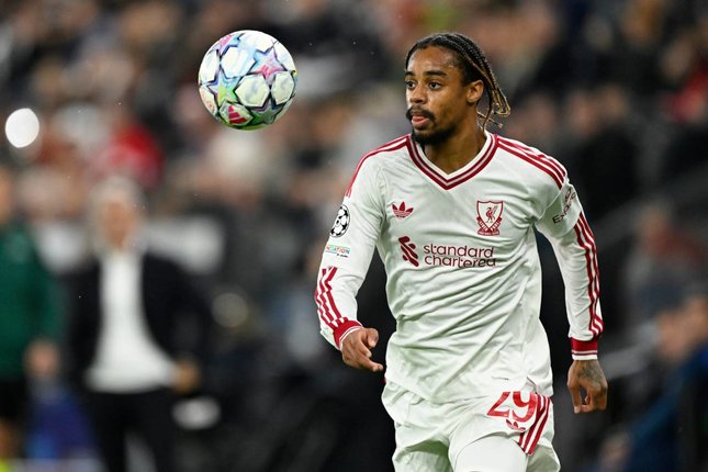 Pemain Liverpool Bradley Barcola mengontrol bola dalam pertandingan Liga Champions melawan LASK, Rabu (14/10/2026). (c) AP Photo/Denes Erdos
