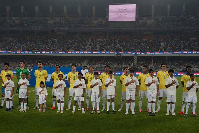 Samuel Lino Lengkapi Kemenangan Brasil Para pemain Brasil menyanyikan lagu kebangsaan sebelum laga persahabatan internasional India vs Brasil di Kolkata, India, Sabtu, 3 Oktober 2026 (c) AP Photo/Bikas Das