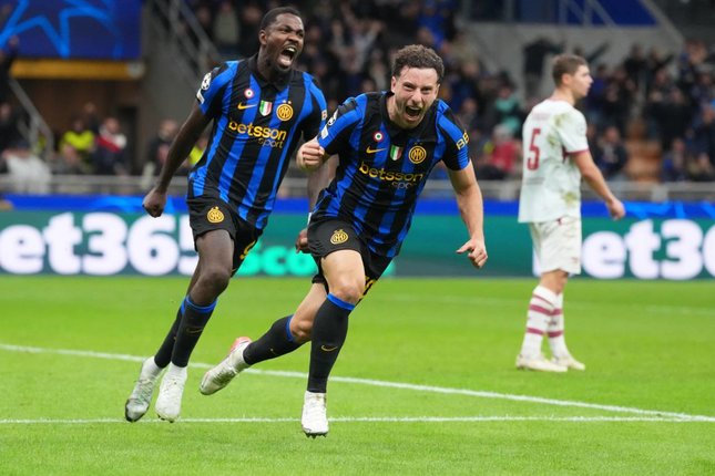 Pemain Inter Milan, Carlos Augusto merayakan gol bersama rekan setimnya Marcus Thuram dalam pertandingan Liga Champions, Kamis (22/10/2026). (c) AP Photo/Luca Bruno