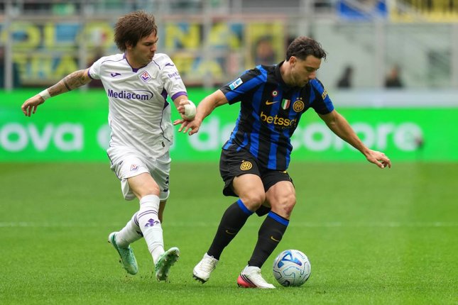Pemain Inter Milan, Carlos Augusto berebut bola dengan pemain Fiorentina Franco Mastantuono dalam pertandingan Serie A, Minggu (25/10/2026). (c) AP Photo/Antonio Calanni