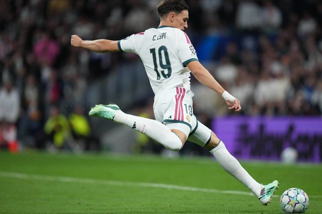 Pemain Real Madrid, Carlos Espi, beraksi dalam pertandingan Liga Champions melawan RB Leipzig, Kamis (22/10/2026). (c) AP Photo/Bernat Armangue