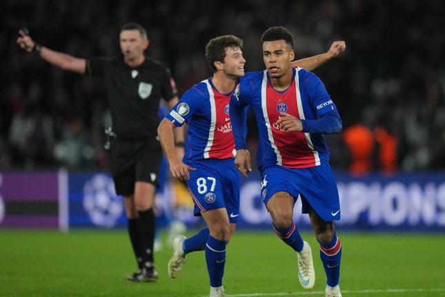 3. Desire Doue Jadi Penggerak Serangan PSG Pemain PSG Desire Doue merayakan gol dalam pertandingan Liga Champions melawan Barcelona, Rabu (21/10/2026). (c) AP Photo/Thibault Camus