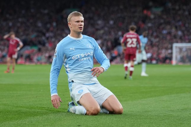 Motivasi Tinggi Pemain Manchester City Erling Haaland merayakan gol dalam pertandingan Premier League melawan Liverpool, Minggu (11/10/2026). (c) AP Photo/Jon Super