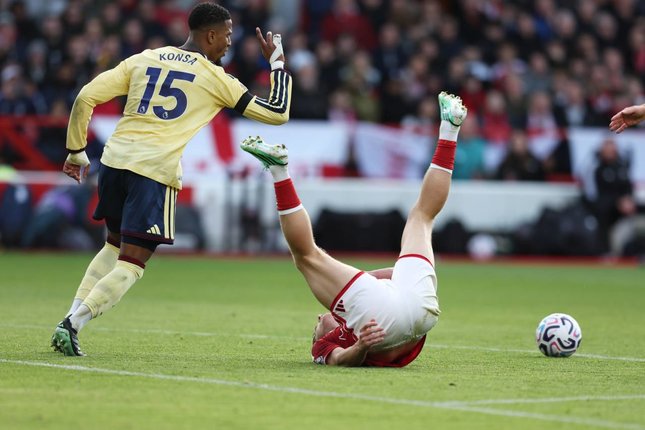 Kiper dan Bek Pemain Arsenal Ezri Konsa dan pemain Nottingham Forest Liam Delap beraksi dalam pertandingan Premier League, Minggu (18/10/2026). (c) AP Photo/Maddy Grassy