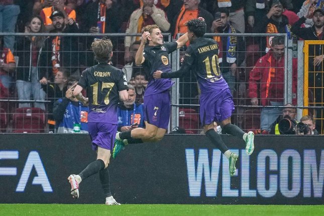 Pemain Barcelona Fermin Lopez (kiri) merayakan gol bersama Lamine Yamal dalam pertandingan Liga Champions melawan Galatasaray, Rabu (14/10/2026). (c) AP Photo/Khalil Hamra