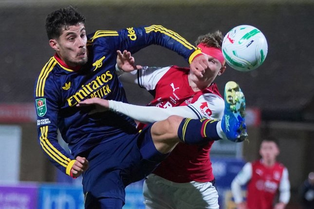 Arteta Tak Salahkan Sikap dan Determinasi Pemain Arsenal Pemain Arsenal, Kai Havertz (kiri), berebut bola dengan pemain Fleetwood Town, Finley Potter, dalam pertandingan Carabao Cup, Rabu (28/10/2026). (c) AP Photo/Ian Hodgson